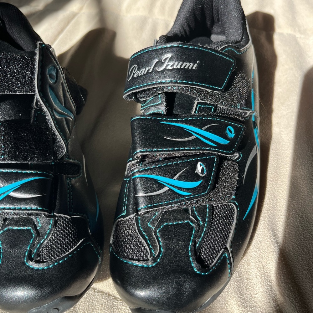 Women’s Black Pearl Izumi cycling shoes, like new, size 39 (US 7.5 -runs small)